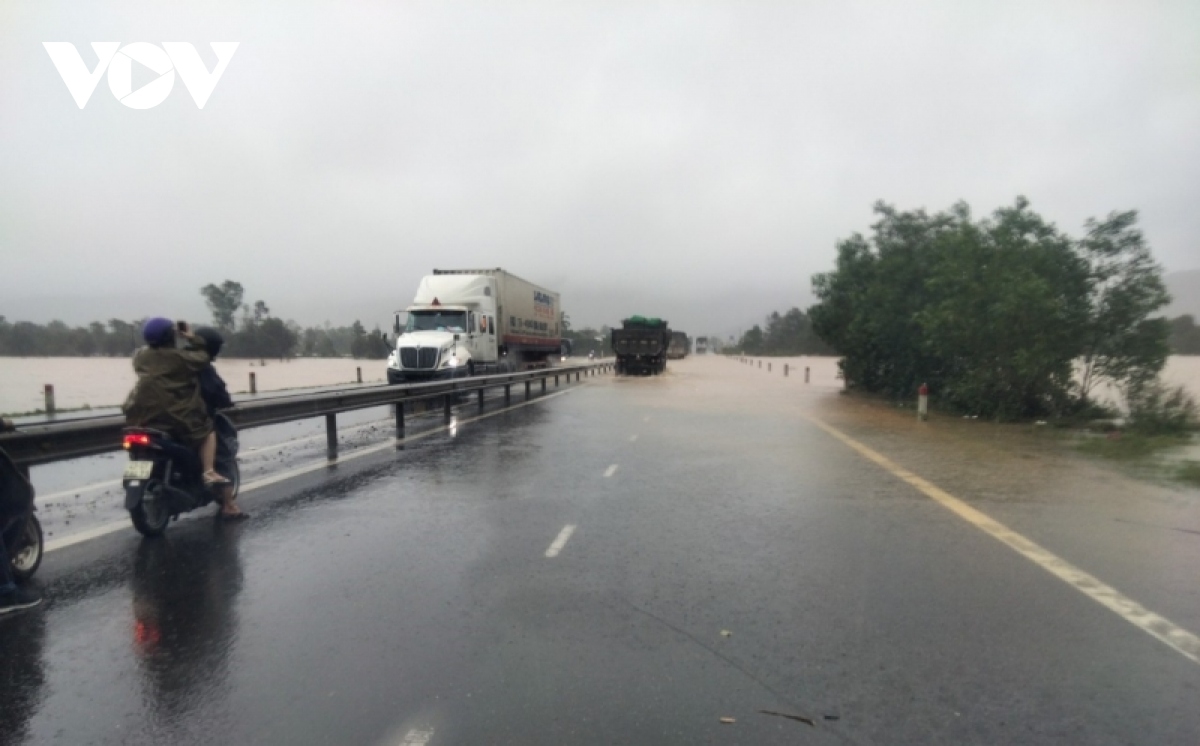 Mưa cả ngày khiến Quốc lộ 1A qua huyện Phú Lộc (Thừa Thiên Huế) bị ngập